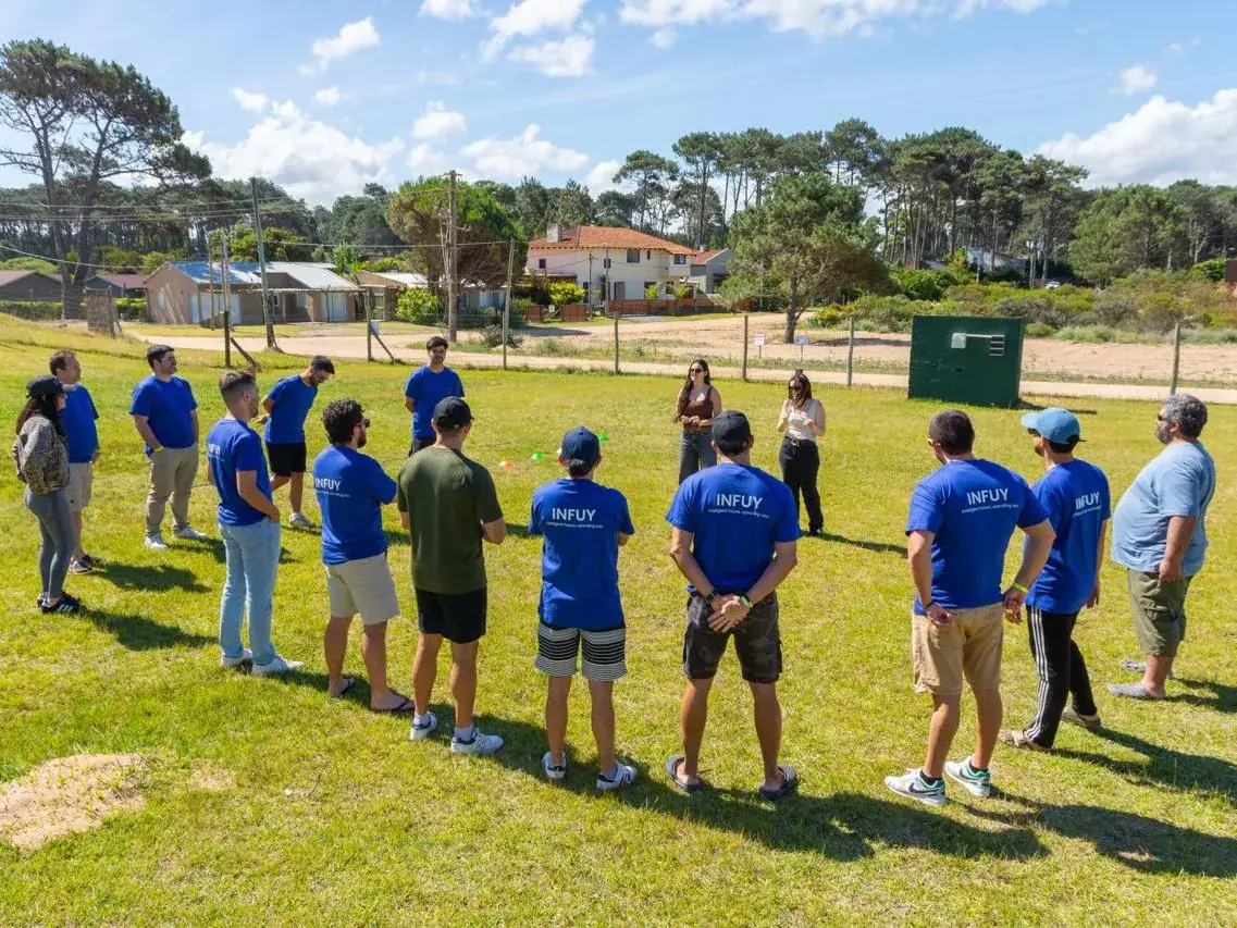 Miri coordinando una actividad de team building al aire libre con el equipo de Infuy